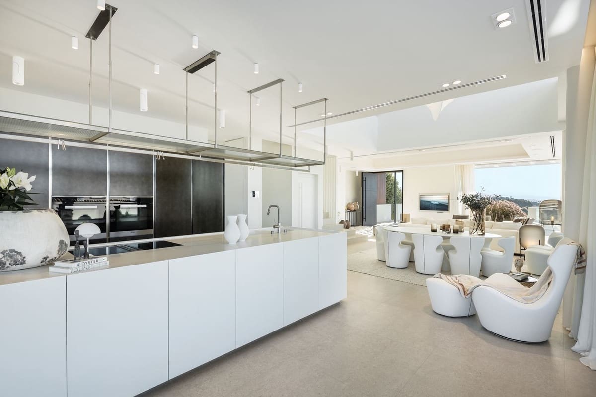 6 bedroom Villa for sale in La Quinta with pool garage - € 7,895,000 (Ref: 8700554)