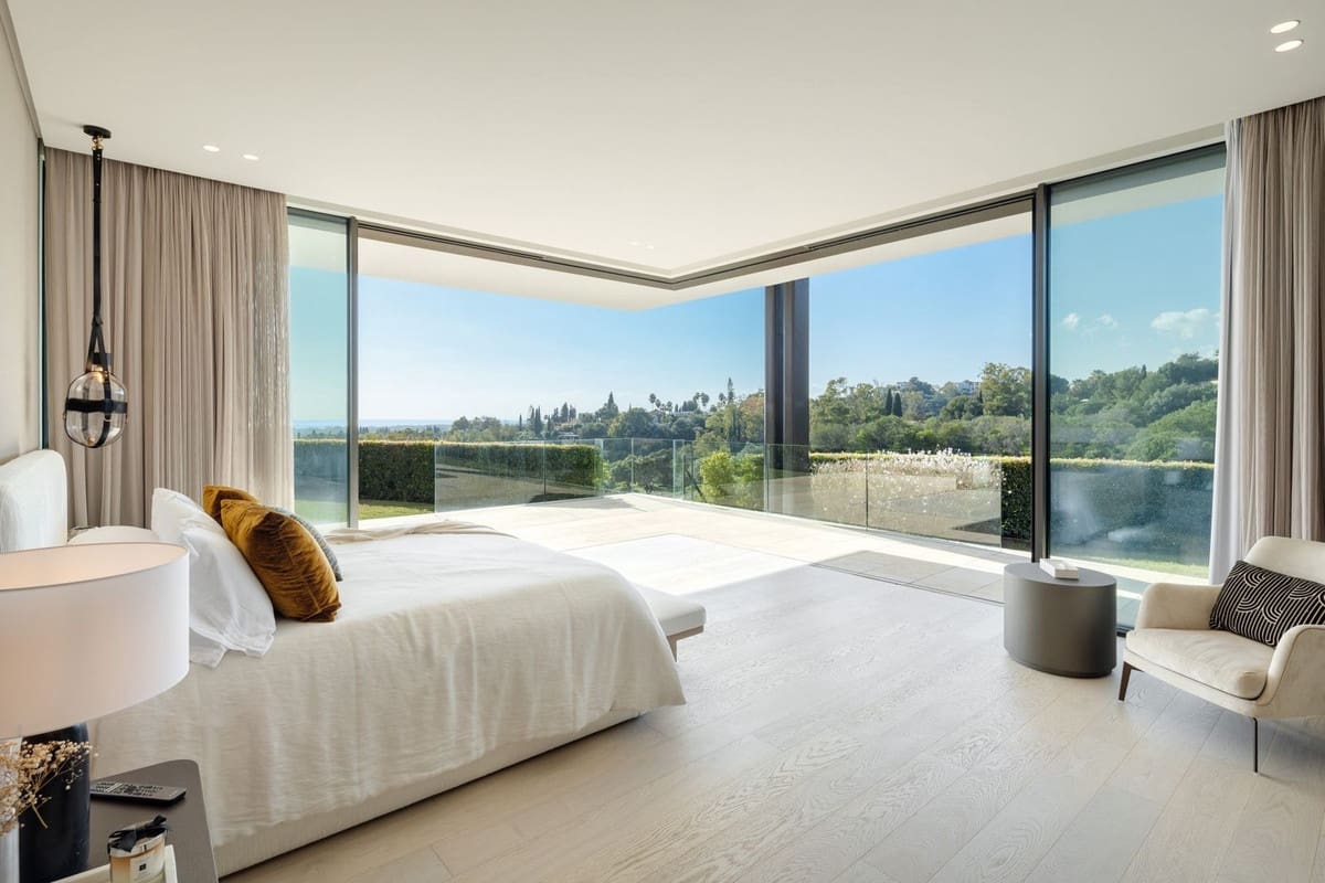 6 bedroom Villa for sale in La Quinta with pool garage - € 14,995,000 (Ref: 8728592)