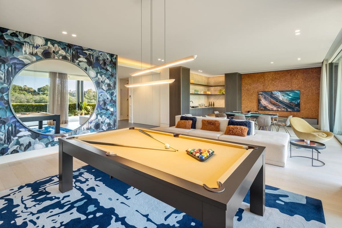 6 bedroom Villa for sale in La Quinta with pool garage - € 14,995,000 (Ref: 8728592)