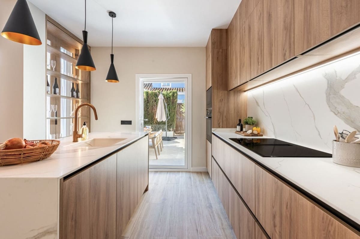 4 sypialnia Dom na sprzedaż w Puerto Banus z basenem garażem - 895 000 € (Ref: 8765704)