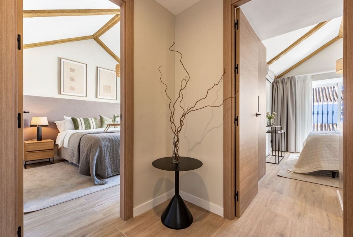 4 sypialnia Dom na sprzedaż w Puerto Banus z basenem garażem - 895 000 € (Ref: 8765704)