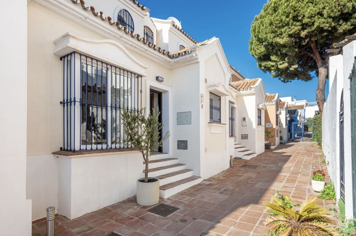 4 sypialnia Dom na sprzedaż w Puerto Banus z basenem garażem - 895 000 € (Ref: 8765704)