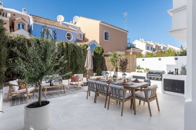 4 bedroom Townhouse for sale in Puerto Banus, Marbella with pool garage - € 895,000 (Ref: 8765704)