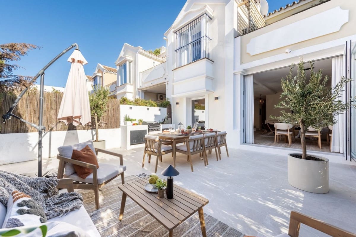 4 sypialnia Dom na sprzedaż w Puerto Banus z basenem garażem - 895 000 € (Ref: 8765704)