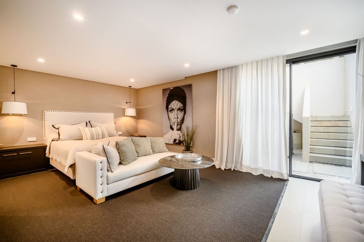 6 bedroom Villa for sale in La Quinta with pool garage - € 7,850,000 (Ref: 8769251)