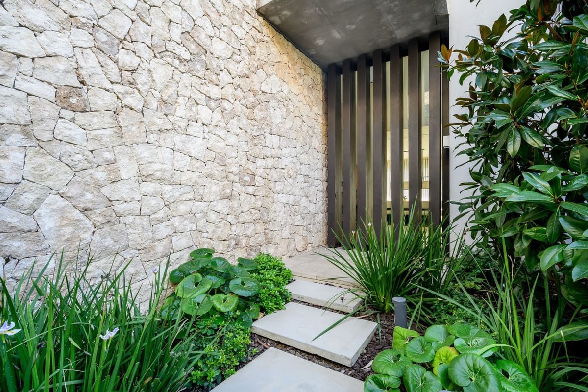 6 bedroom Villa for sale in La Quinta with pool garage - € 7,850,000 (Ref: 8769251)