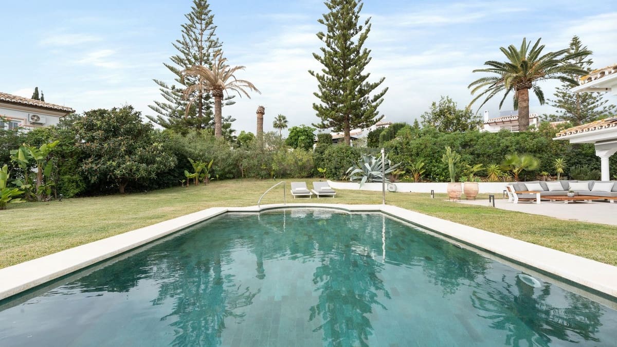 3 bedroom Villa for sale in Elviria with pool garage - € 1,750,000 (Ref: 8780565)