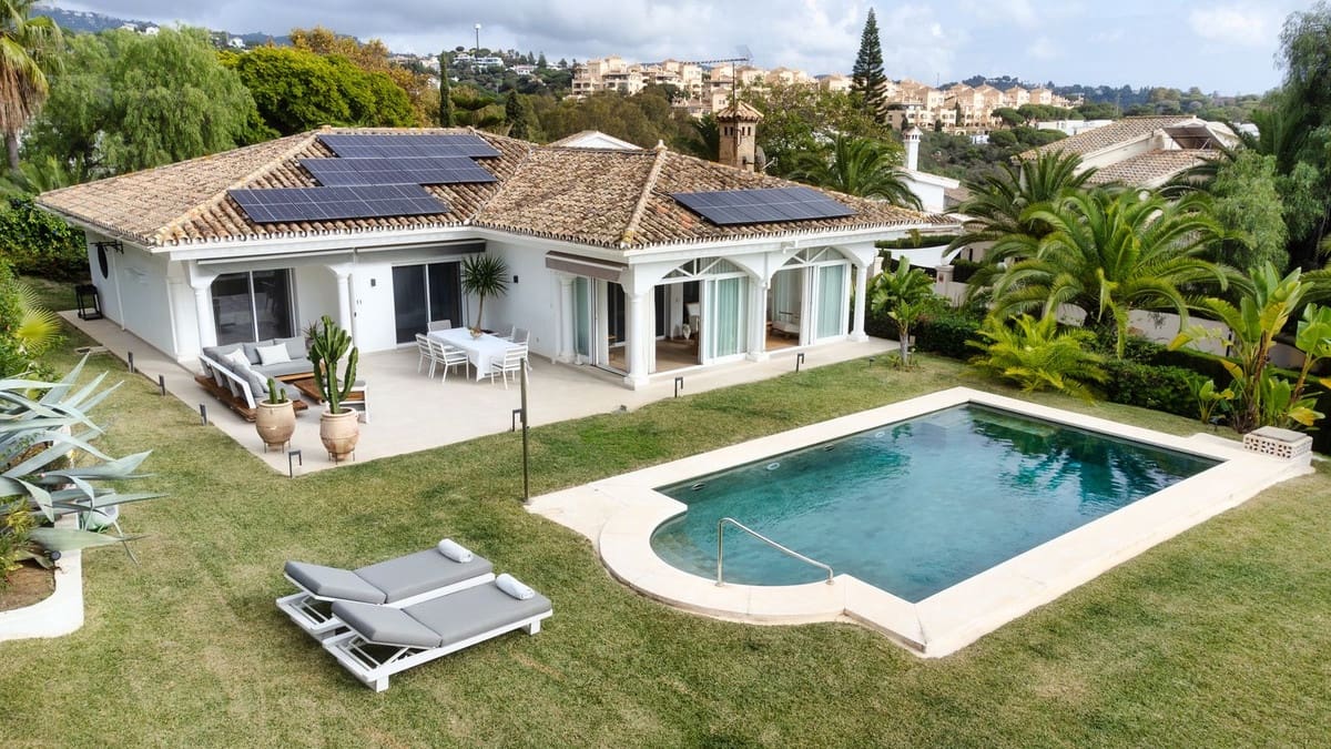 3 bedroom Villa for sale in Elviria with pool garage - € 1,750,000 (Ref: 8780565)