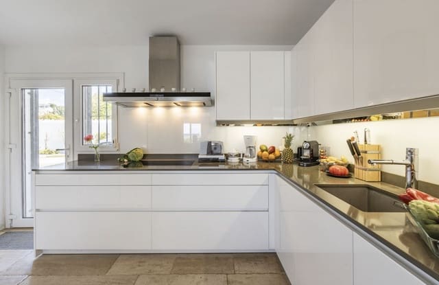 2 soveværelse Villa til salg i Marbella med swimmingpool - € 1.985.000 (Ref: 8780765)