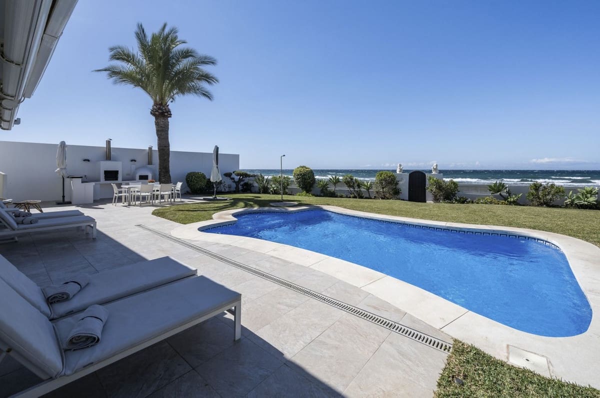 2 bedroom Villa for sale in Marbella with pool - € 1,985,000 (Ref: 8780765)