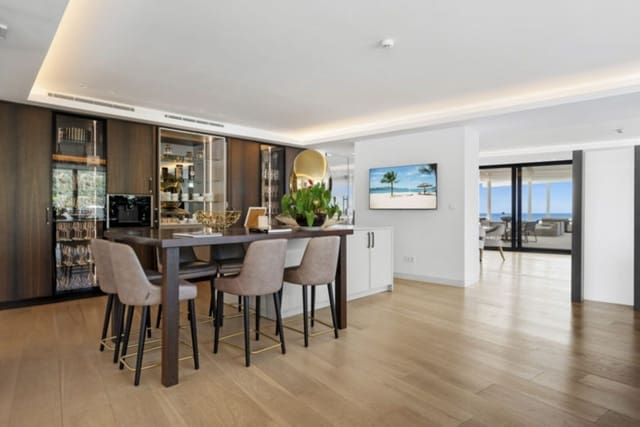 3 sypialnia Apartament na sprzedaż w Marbella z basenem garażem - 1 375 000 € (Ref: 8790215)