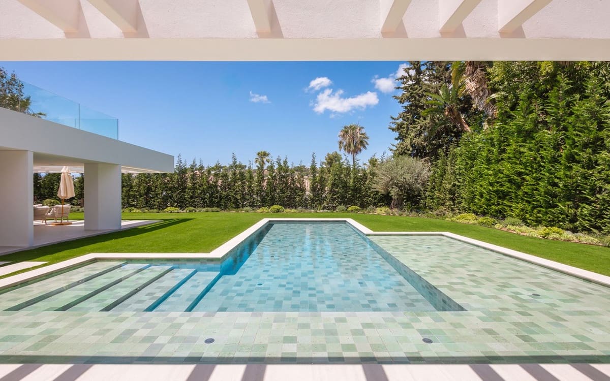 Chalet de 5 habitaciones en Nueva Andalucia en venta con piscina garaje - 5.750.000 € (Ref: 8796388)