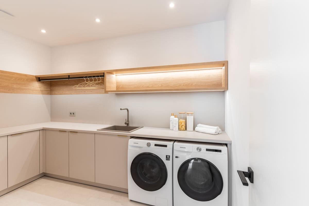 4 slaapkamer Villa te koop in Marbesa met zwembad garage - € 3.669.000 (Ref: 8796390)