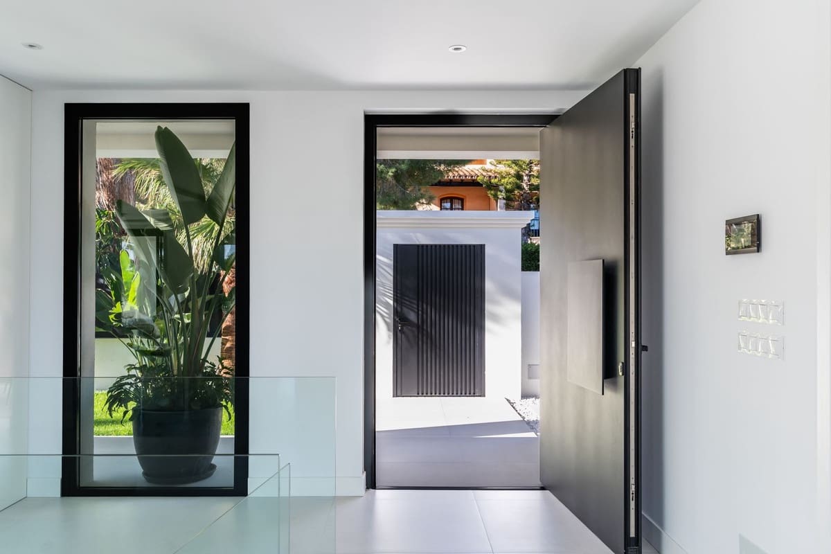 4 slaapkamer Villa te koop in Marbesa met zwembad garage - € 3.669.000 (Ref: 8796390)