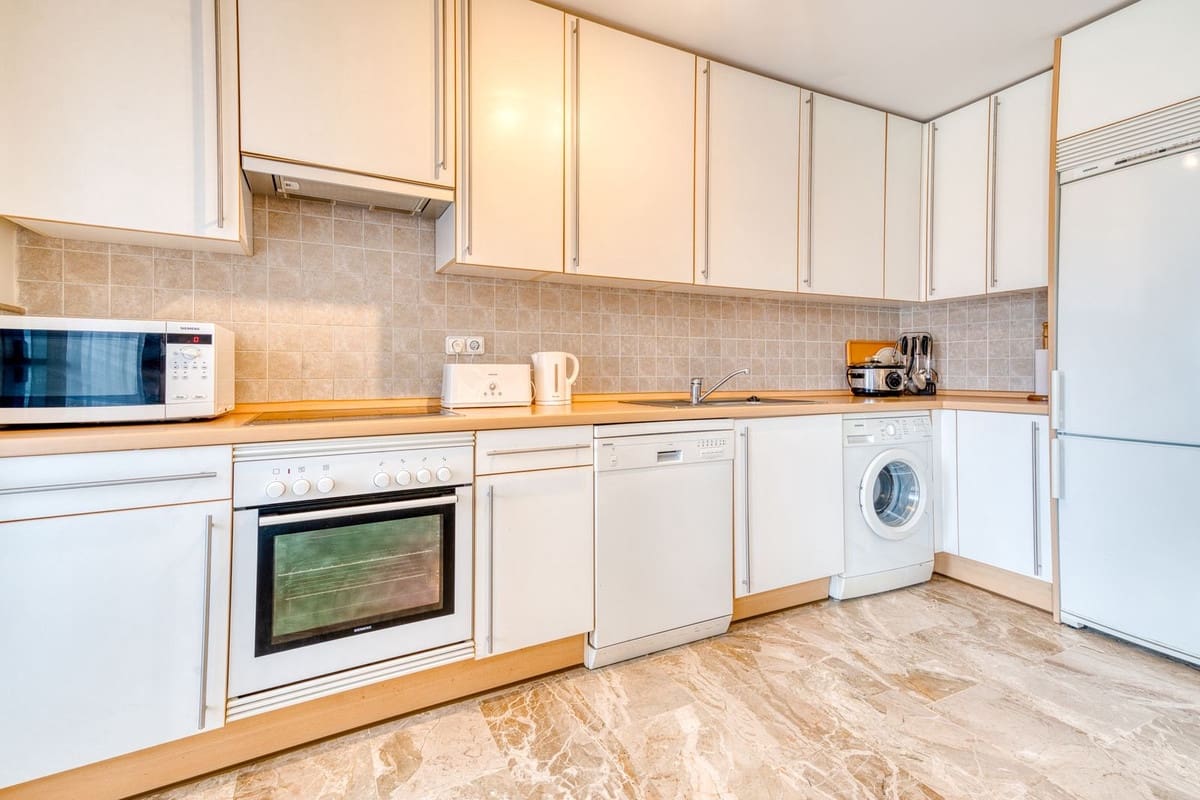 2 bedroom Apartment for sale in Estepona with pool garage - € 359,000 (Ref: 8816605)