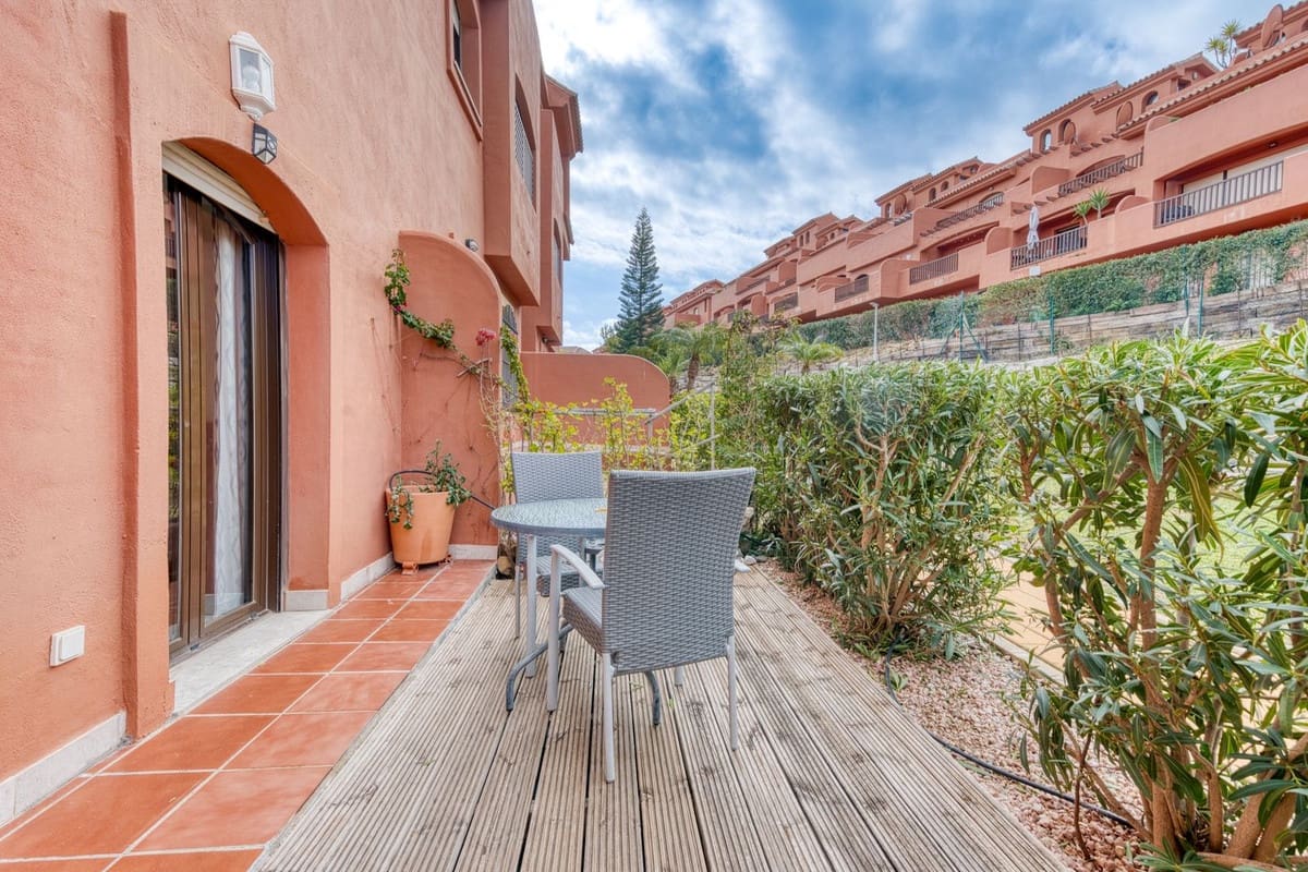 2 bedroom Apartment for sale in Estepona with pool garage - € 359,000 (Ref: 8816605)