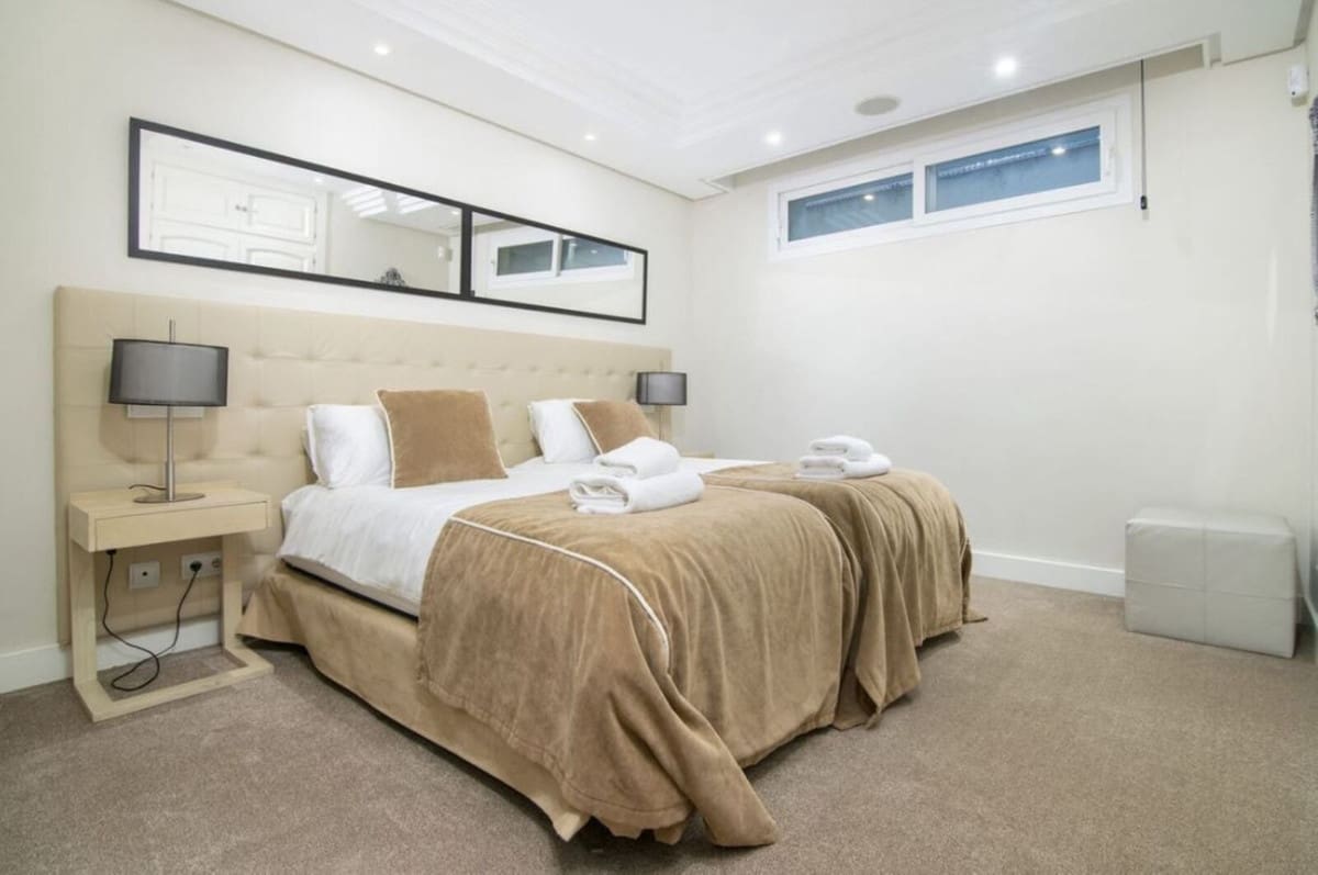 Chalet de 5 habitaciones en Nueva Andalucia en venta con piscina garaje - 3.295.000 € (Ref: 8823971)