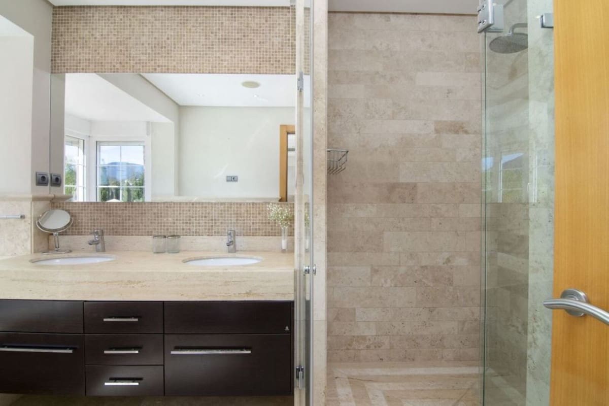 Chalet de 5 habitaciones en Nueva Andalucia en venta con piscina garaje - 3.295.000 € (Ref: 8823971)