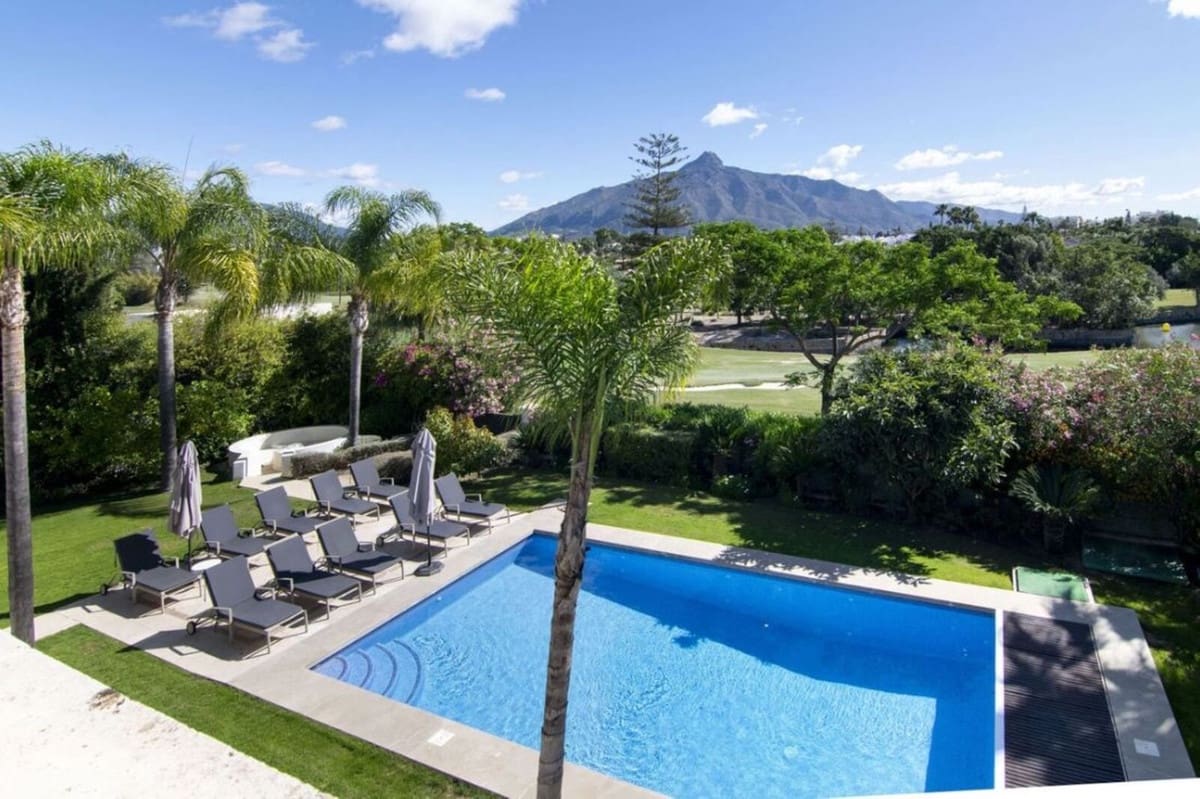 Chalet de 5 habitaciones en Nueva Andalucia en venta con piscina garaje - 3.295.000 € (Ref: 8823971)