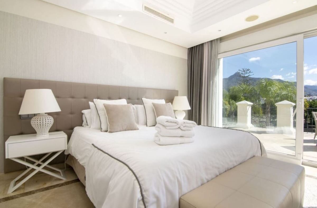 5 bedroom Villa for sale in Nueva Andalucia with pool garage - € 3,295,000 (Ref: 8823971)