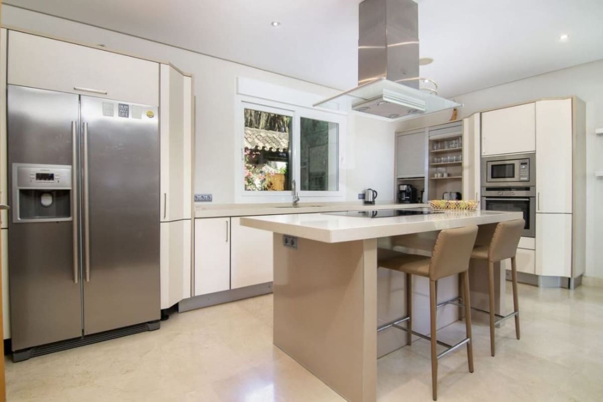 5 bedroom Villa for sale in Nueva Andalucia with pool garage - € 3,295,000 (Ref: 8823971)