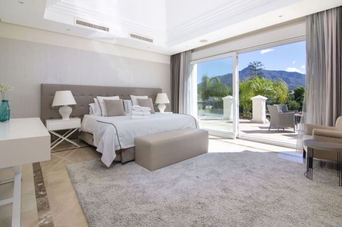 5 bedroom Villa for sale in Nueva Andalucia with pool garage - € 3,295,000 (Ref: 8823971)