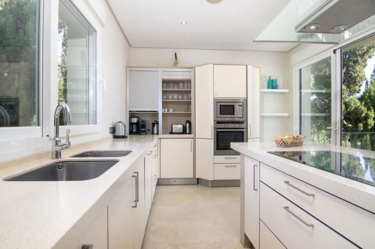 5 bedroom Villa for sale in Nueva Andalucia with pool garage - € 3,295,000 (Ref: 8823971)