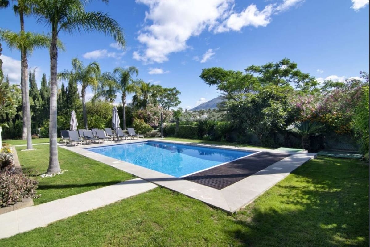 5 bedroom Villa for sale in Nueva Andalucia with pool garage - € 3,295,000 (Ref: 8823971)