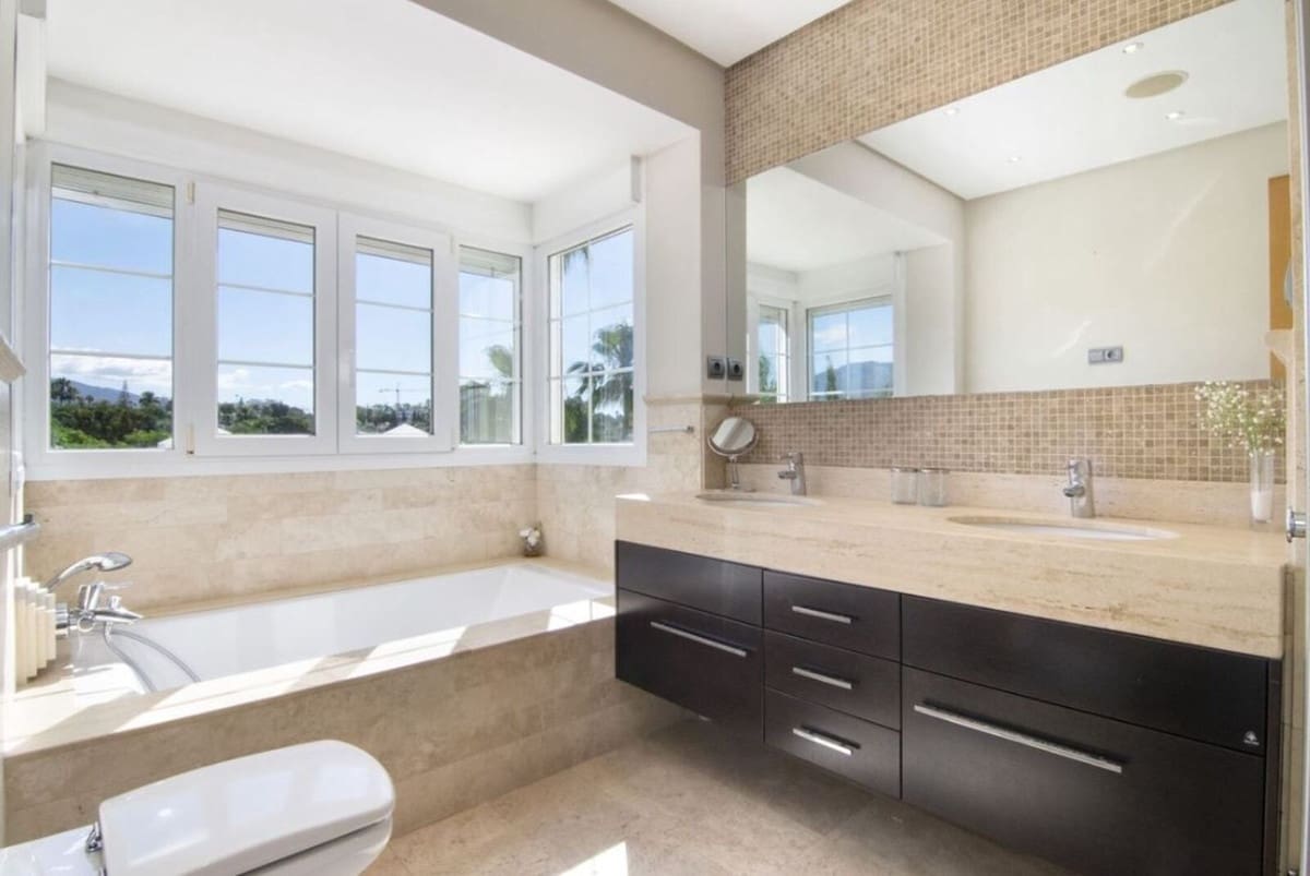 5 bedroom Villa for sale in Nueva Andalucia with pool garage - € 3,295,000 (Ref: 8823971)