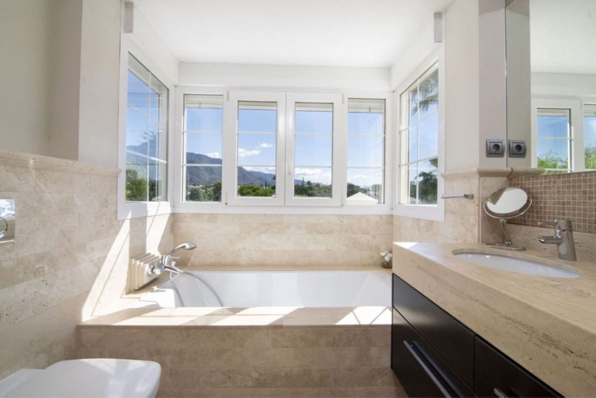 5 bedroom Villa for sale in Nueva Andalucia with pool garage - € 3,295,000 (Ref: 8823971)