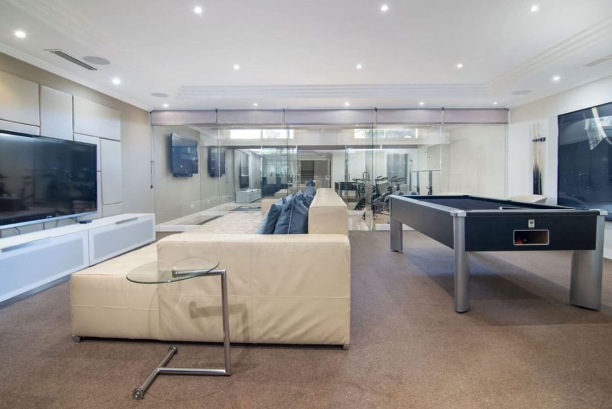 5 bedroom Villa for sale in Nueva Andalucia with pool garage - € 3,295,000 (Ref: 8823971)