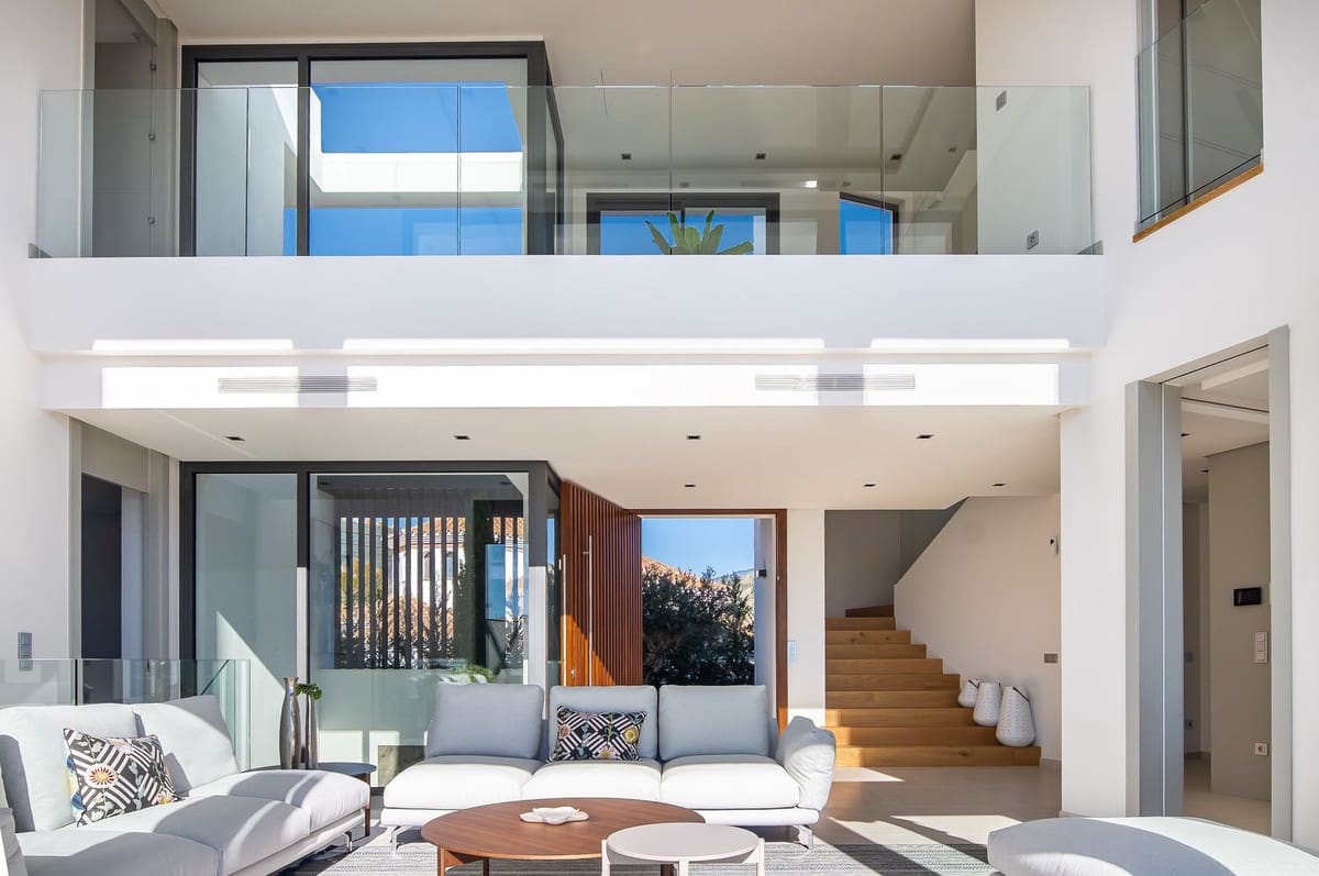 6 bedroom Villa for sale in La Quinta with pool garage - € 4,695,000 (Ref: 8840330)