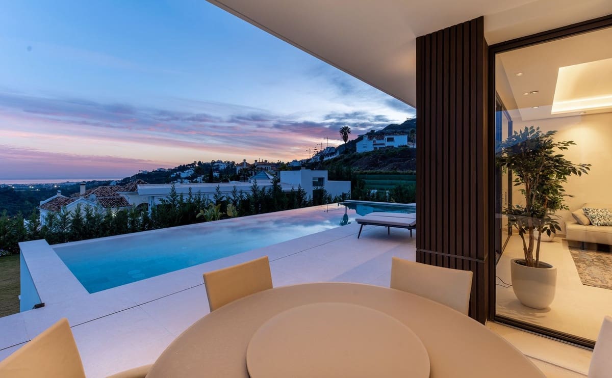 6 bedroom Villa for sale in La Quinta with pool garage - € 4,695,000 (Ref: 8840330)