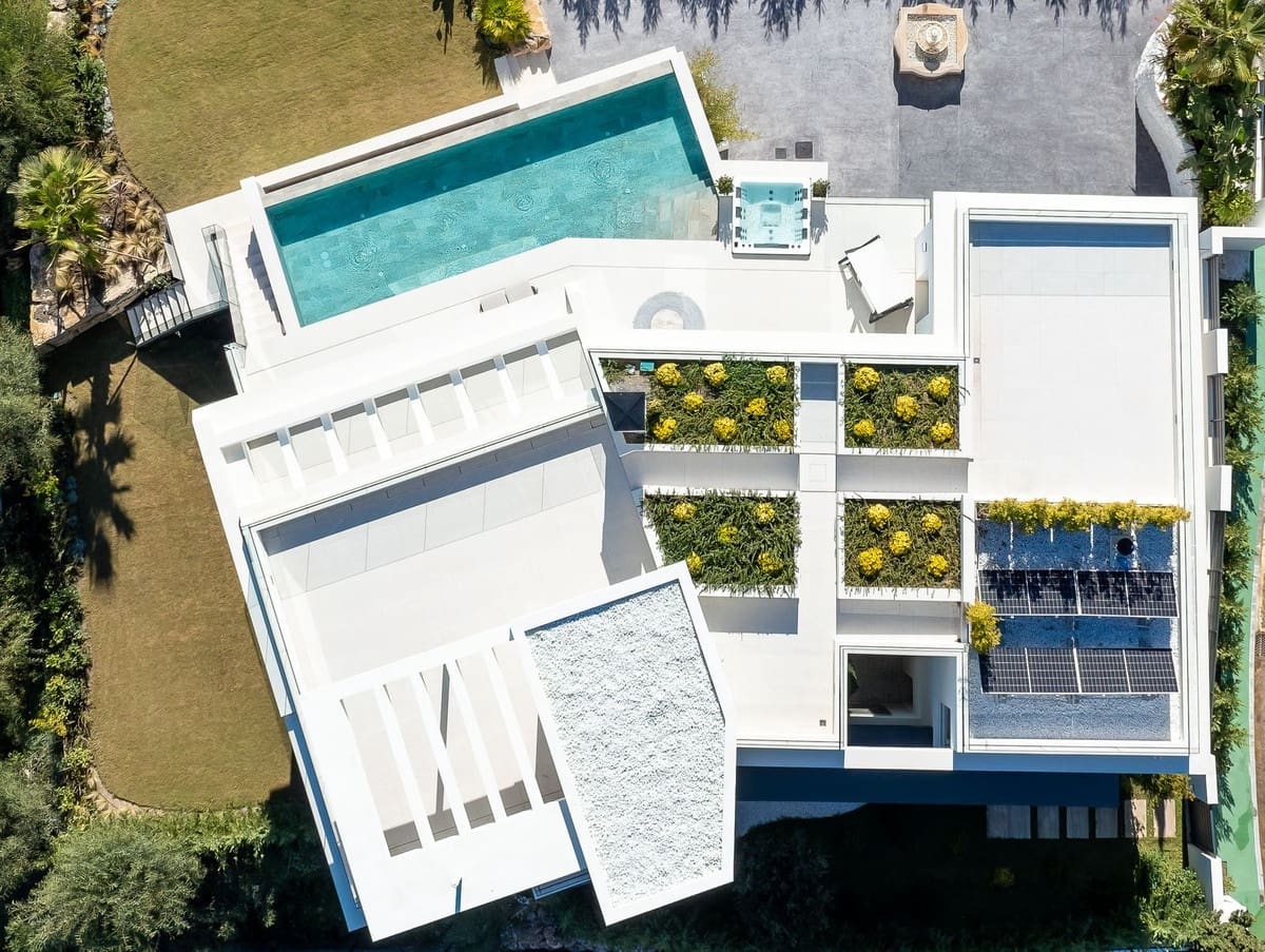 6 bedroom Villa for sale in La Quinta with pool garage - € 4,695,000 (Ref: 8840330)