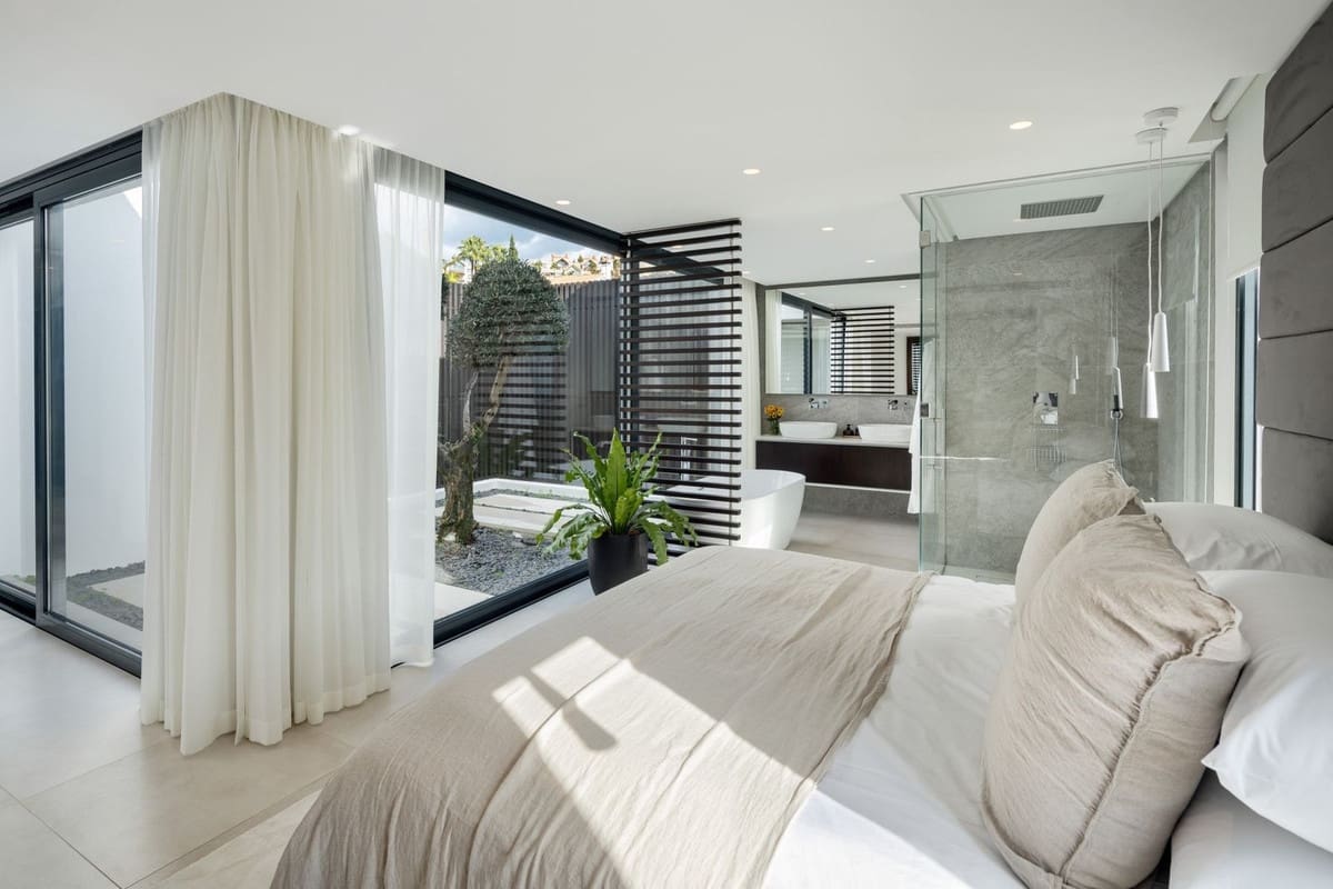 6 bedroom Villa for sale in Nueva Andalucia with pool garage - € 4,500,000 (Ref: 8880576)