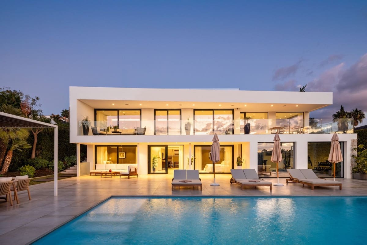 6 bedroom Villa for sale in Nueva Andalucia with pool garage - € 4,500,000 (Ref: 8880576)