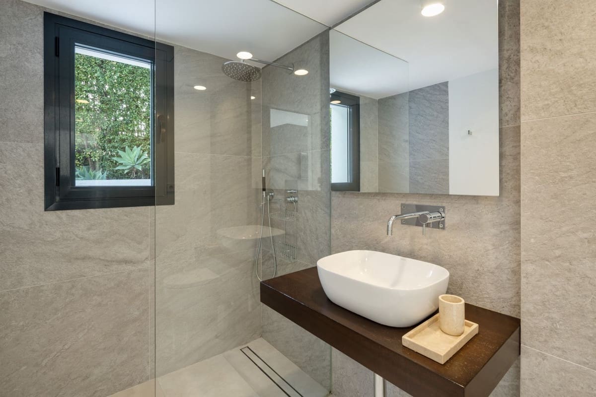 6 bedroom Villa for sale in Nueva Andalucia with pool garage - € 4,500,000 (Ref: 8880576)