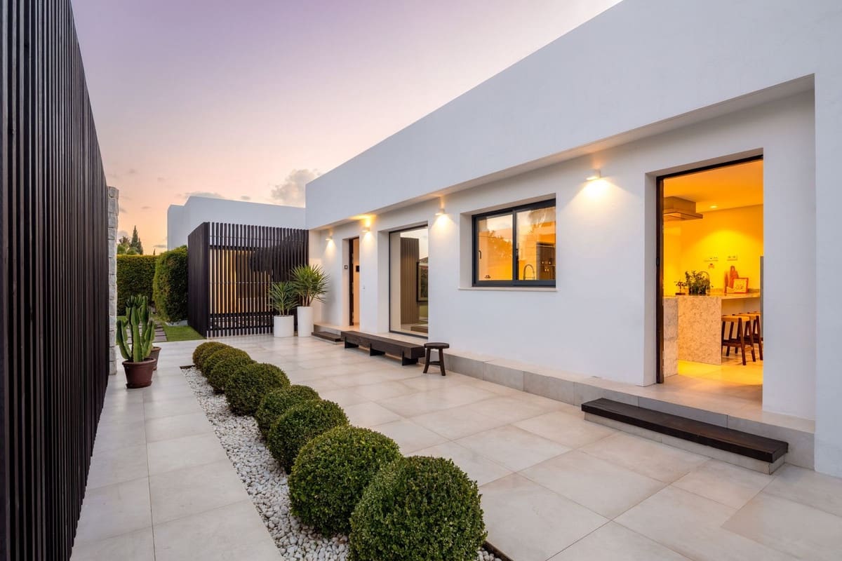 6 bedroom Villa for sale in Nueva Andalucia with pool garage - € 4,500,000 (Ref: 8880576)