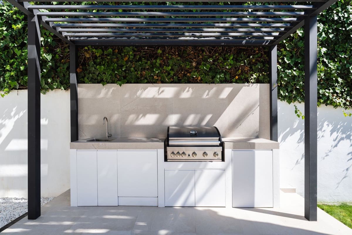 5 bedroom Villa for sale in Nueva Andalucia with pool garage - € 3,650,000 (Ref: 8891662)