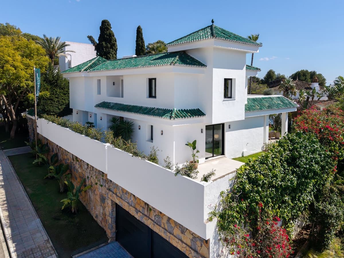 5 bedroom Villa for sale in Nueva Andalucia with pool garage - € 3,650,000 (Ref: 8891662)