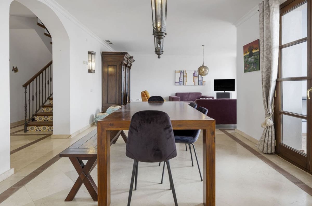 4 bedroom Villa for sale in Benahavis with pool garage - € 940,000 (Ref: 8927873)