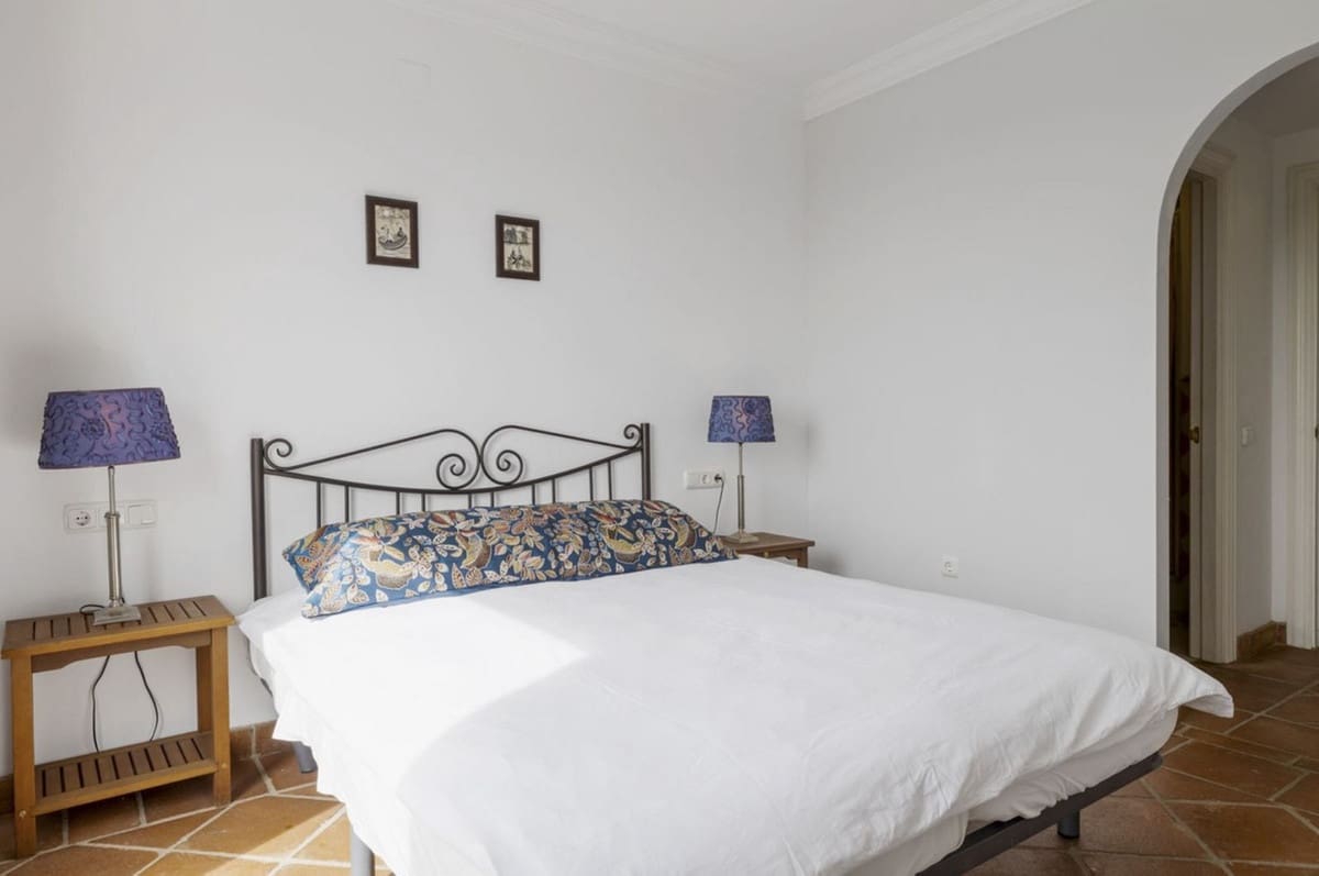 4 bedroom Villa for sale in Benahavis with pool garage - € 940,000 (Ref: 8927873)