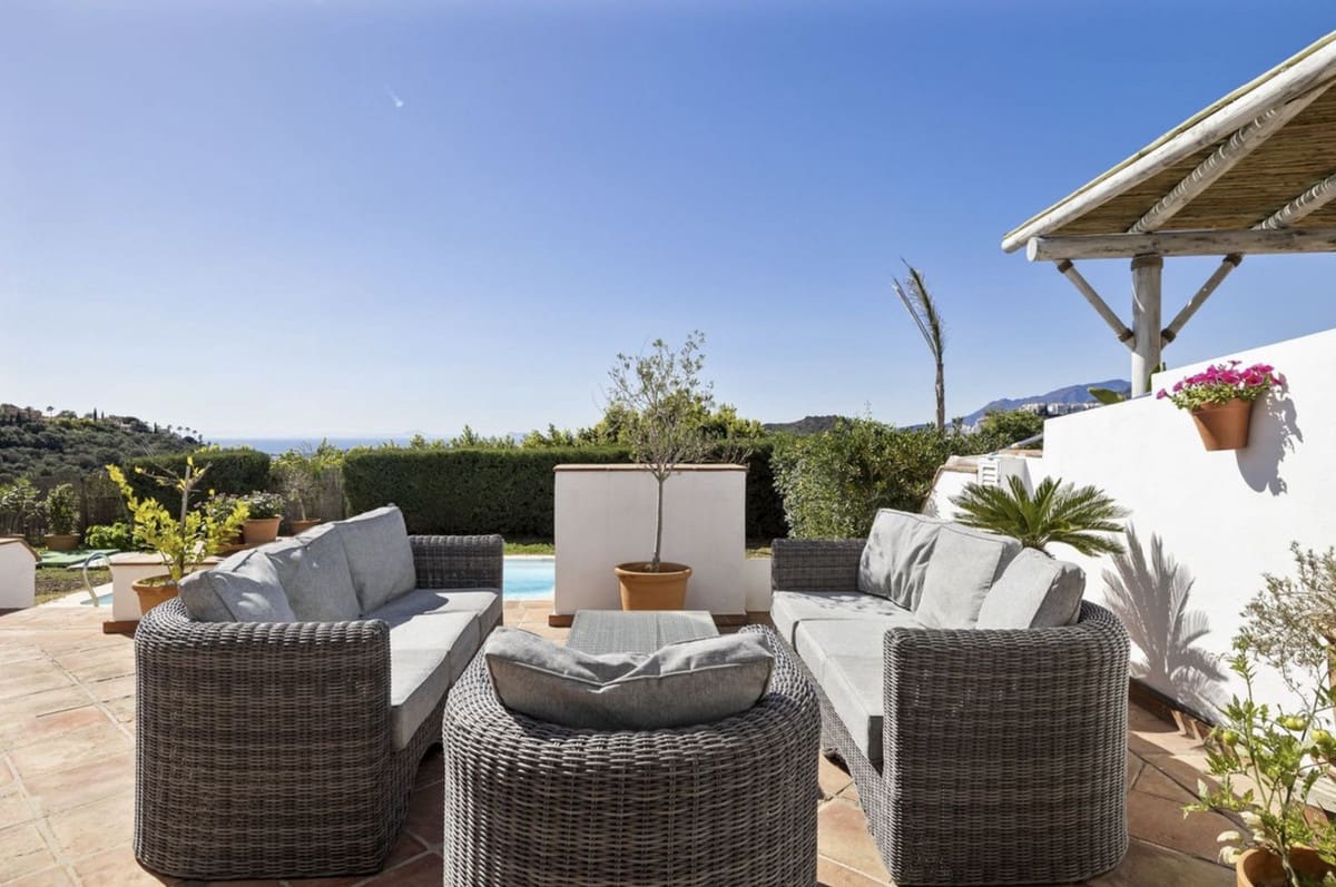 4 bedroom Villa for sale in Benahavis with pool garage - € 940,000 (Ref: 8927873)