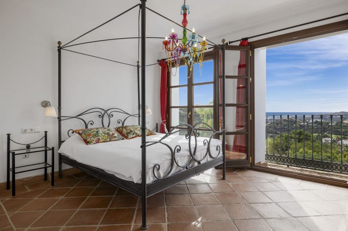 4 bedroom Villa for sale in Benahavis with pool garage - € 940,000 (Ref: 8927873)