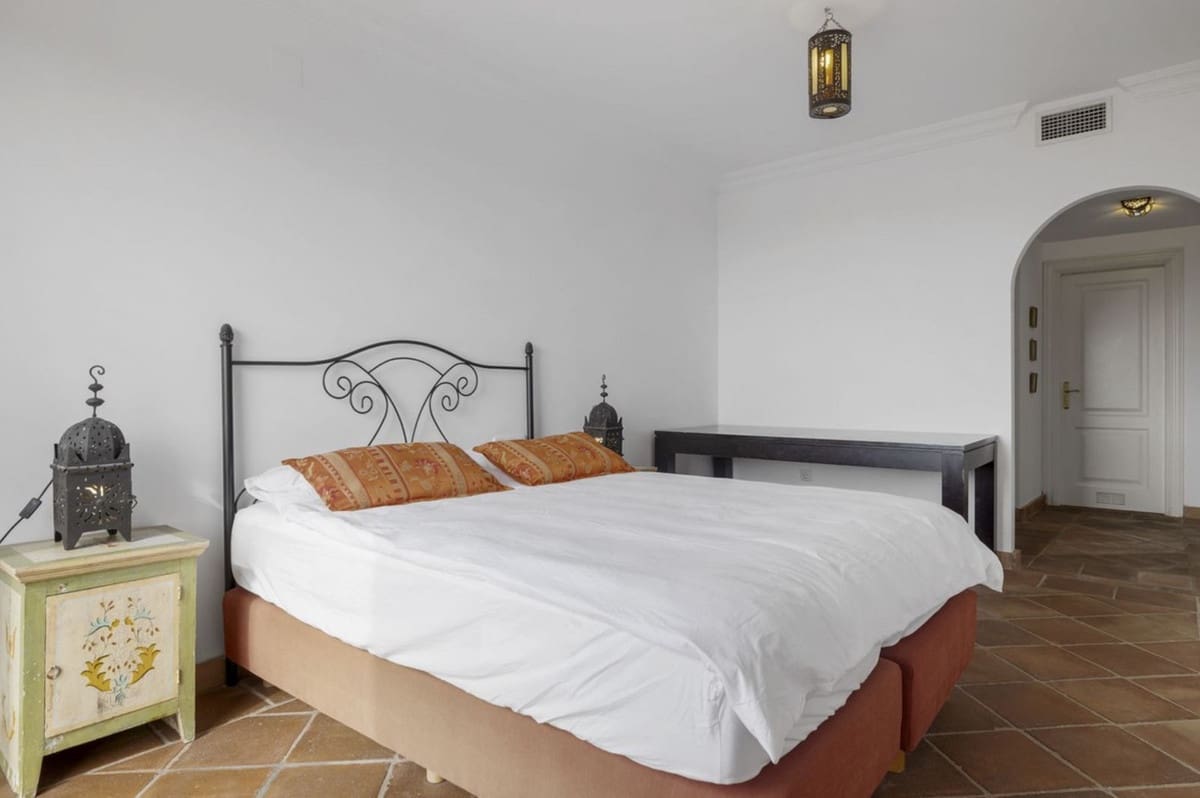 4 bedroom Villa for sale in Benahavis with pool garage - € 940,000 (Ref: 8927873)