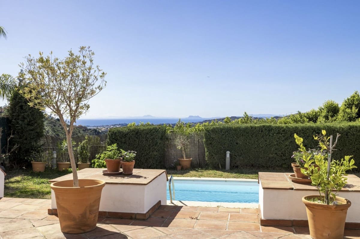 4 bedroom Villa for sale in Benahavis with pool garage - € 940,000 (Ref: 8927873)