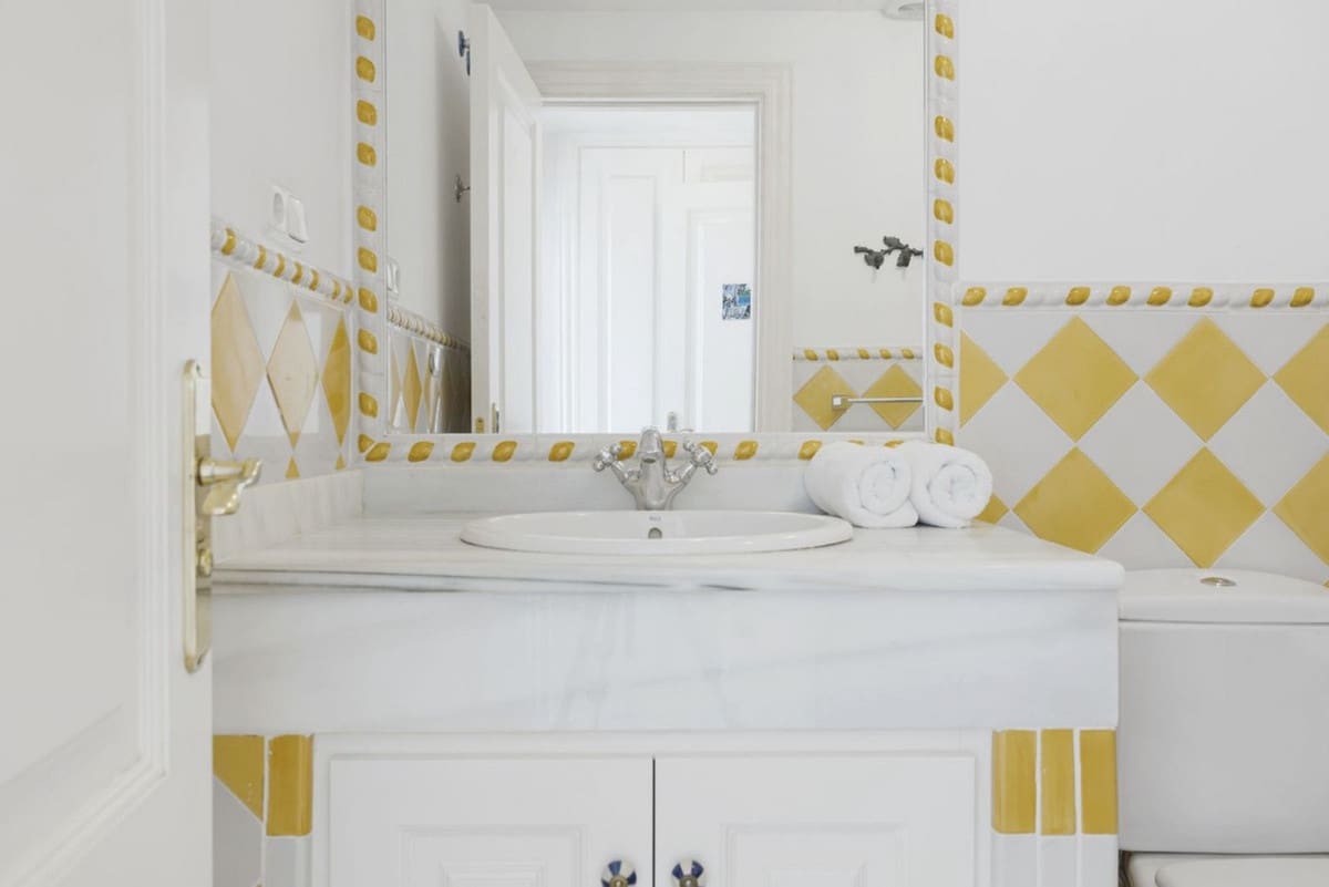 4 bedroom Villa for sale in Benahavis with pool garage - € 940,000 (Ref: 8927873)