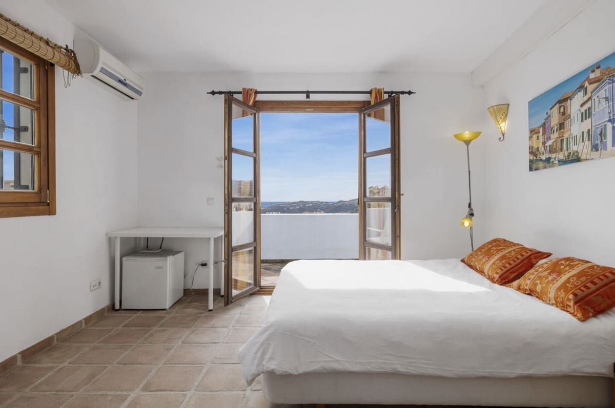 4 bedroom Villa for sale in Benahavis with pool garage - € 940,000 (Ref: 8927873)