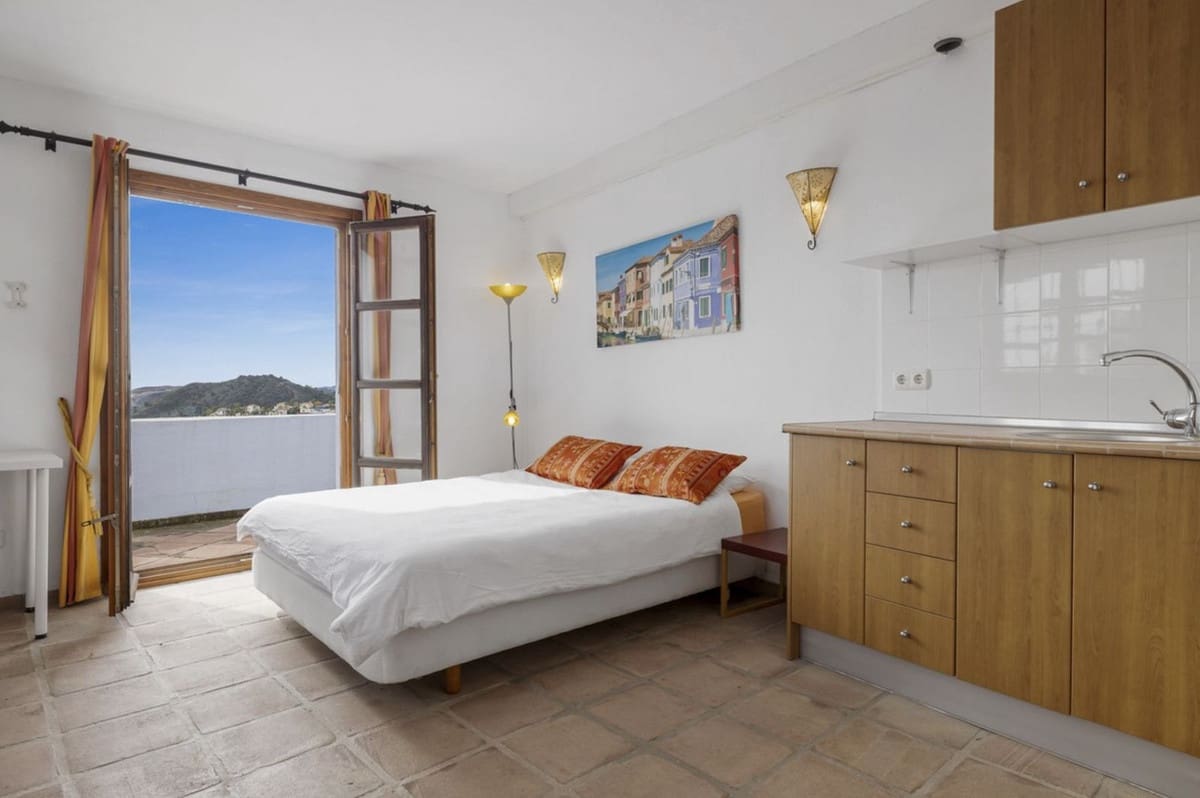 4 bedroom Villa for sale in Benahavis with pool garage - € 940,000 (Ref: 8927873)