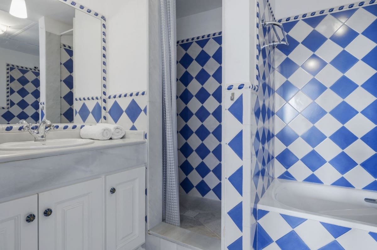 4 bedroom Villa for sale in Benahavis with pool garage - € 940,000 (Ref: 8927873)